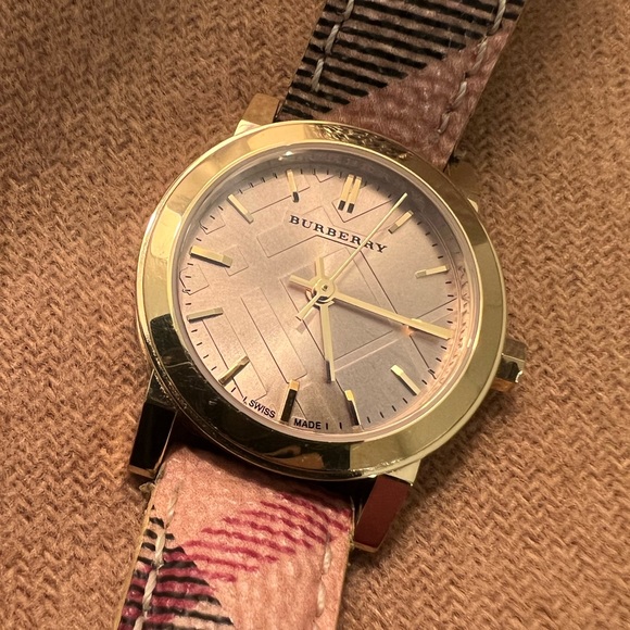Burberry authentic watch - Picture 3 of 7
